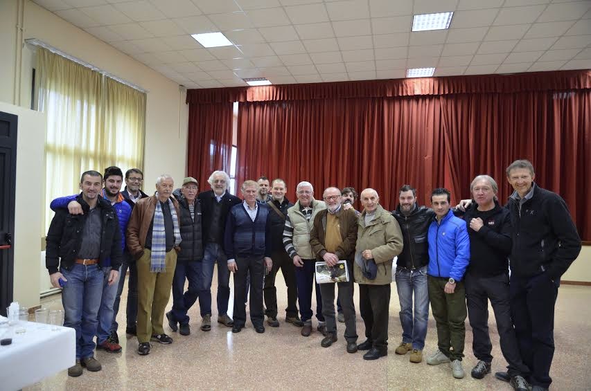 Soccorritori vecchi e giovani durante l'incontro