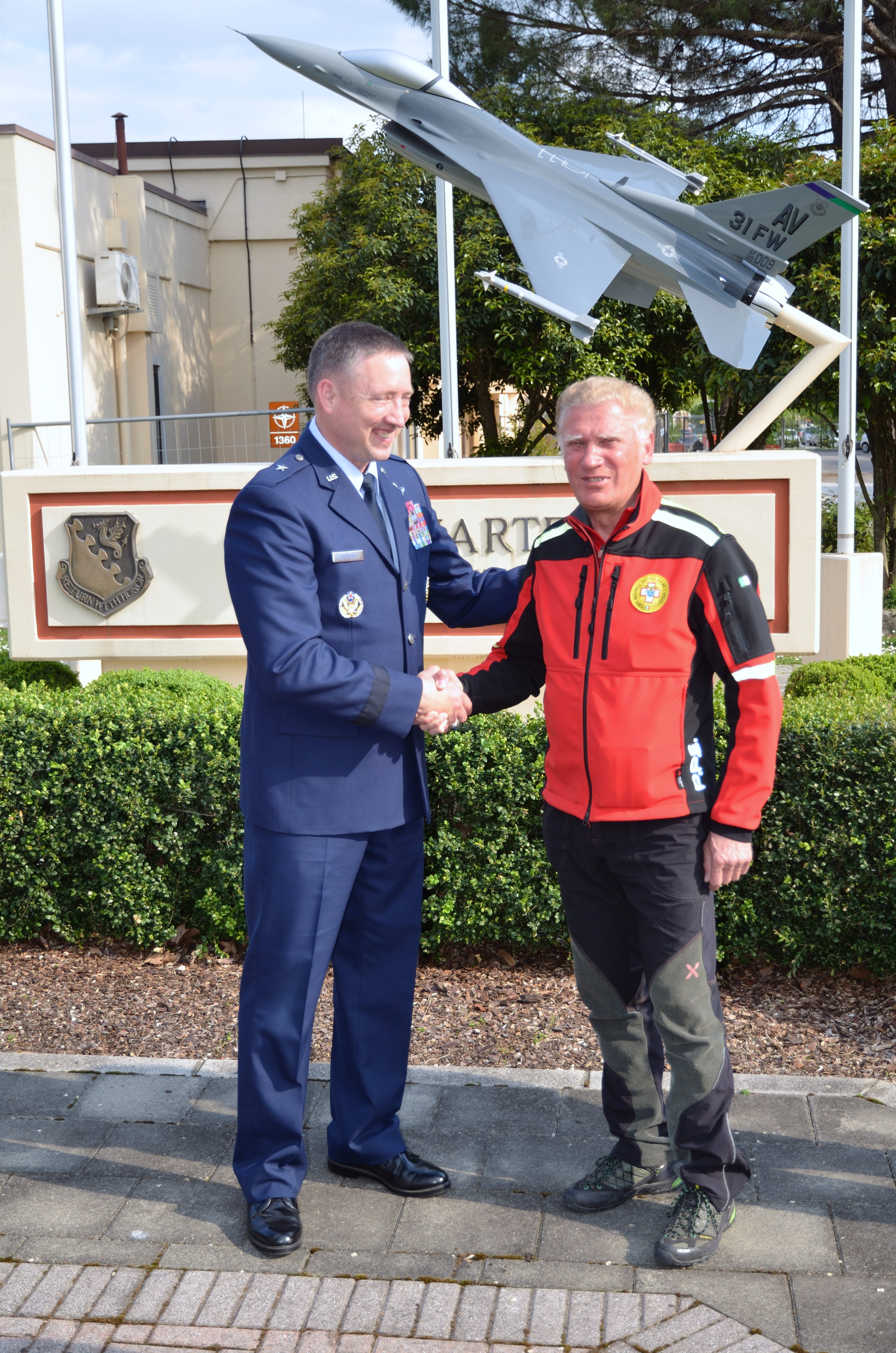 Il Generale Comandante USAF e Sgobaro Roberto capo Stazione CNSAS di Pordenone